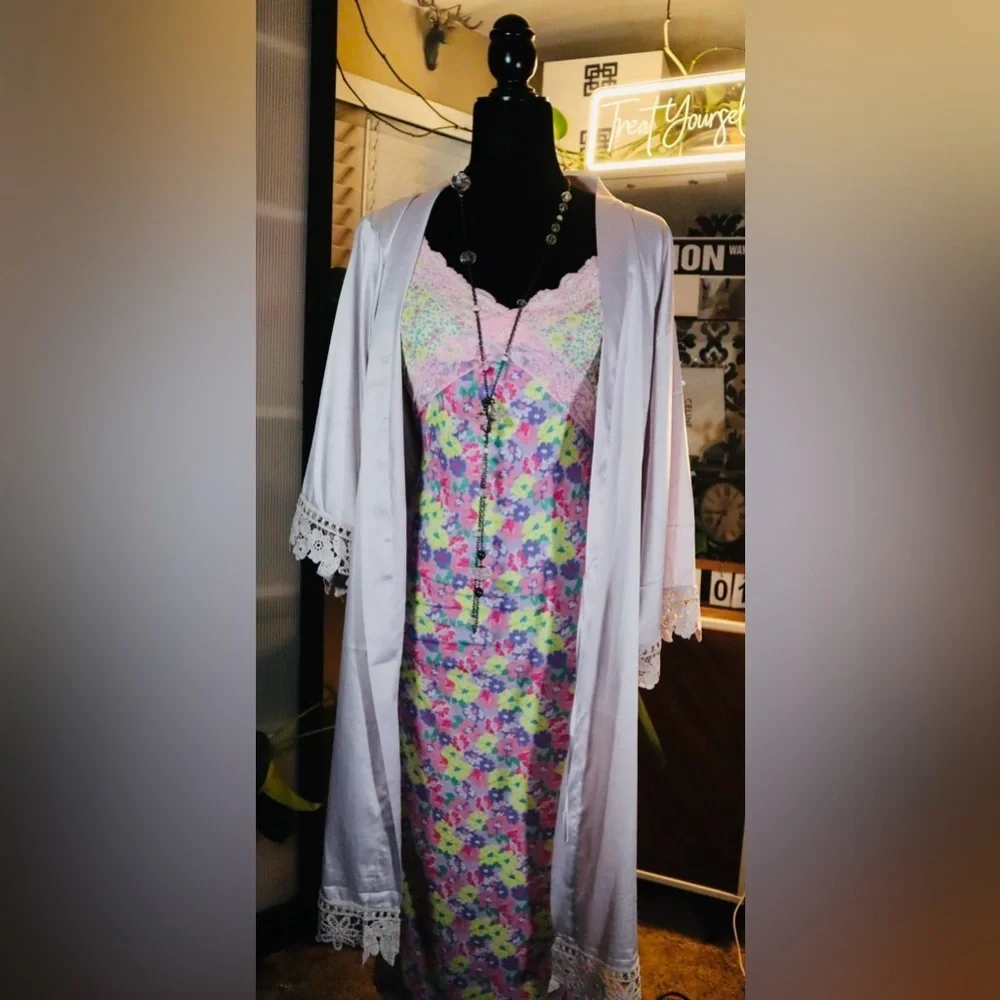Beautiful Pale Lavender Grey Robe - Picture 3 of 7